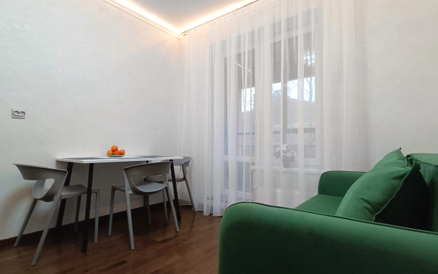 Uluchshennye Novy Lessner Apartments