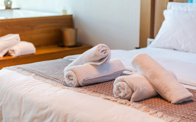 Marina Luxury Suites 101 Jacuzzi Apartments