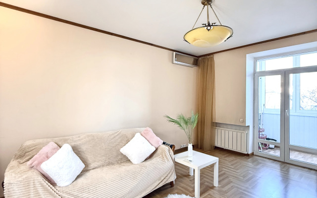 Uyutnaya Dvukhkomnatnaya S Balkonom V Tsentre Goroda Flat