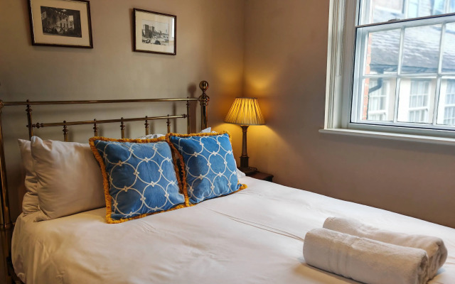 Historic Winchester Apartment