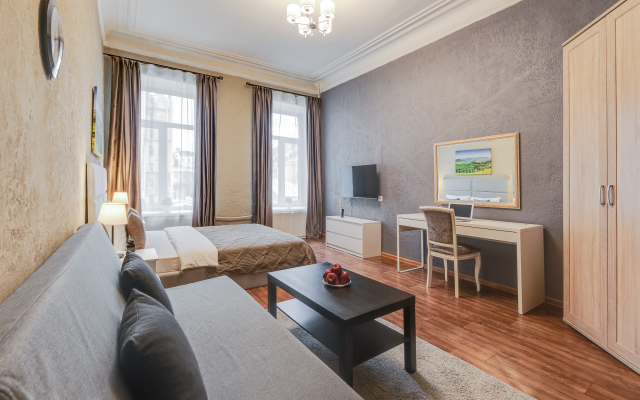 Prostornaya U Naberezhnoy Nevy Flat