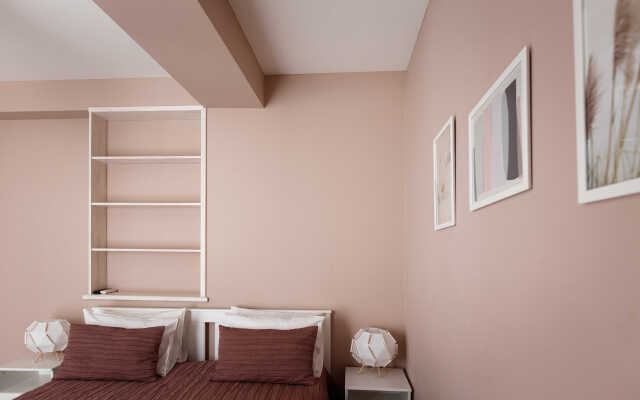Komfort s otdelnoy spalney i balkonom Apartments