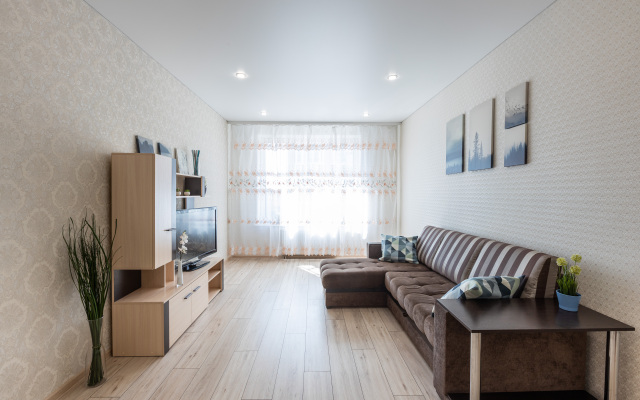 Sutkiufa Na Ulitse Entuziastov Apartments
