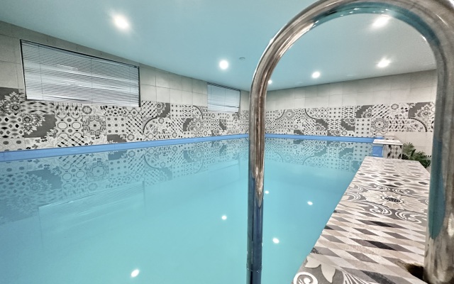 4-Kh Komnatnaya S Basseynom I Saunoy Flat