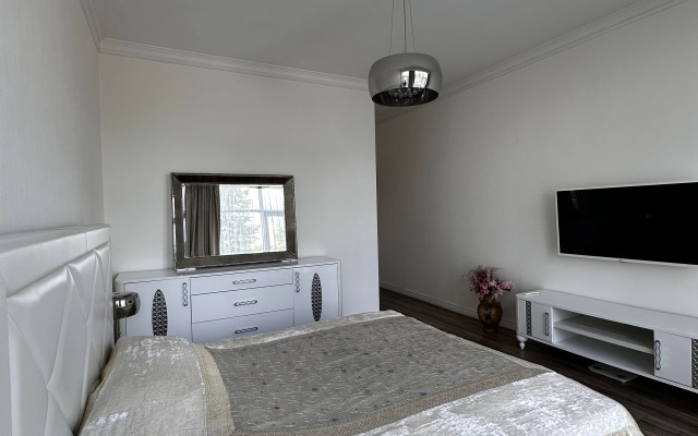 Shikarnaya na Naberezhnoy Verkhnego Ozera Flat