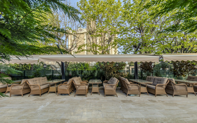 Porta Romanos Hotel