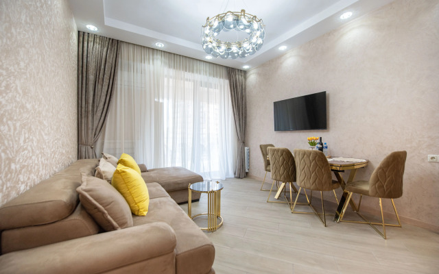 S Prostornoy Terrasoy i Vidom na Park Apartments