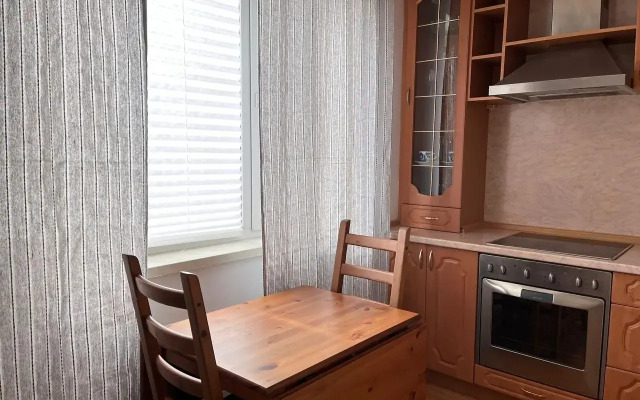 Uyutnaya kvartira s balkonom okolo metro Flat