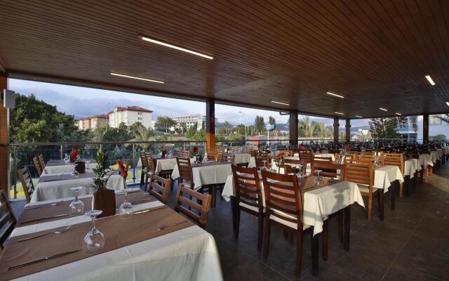 Opia Hotel