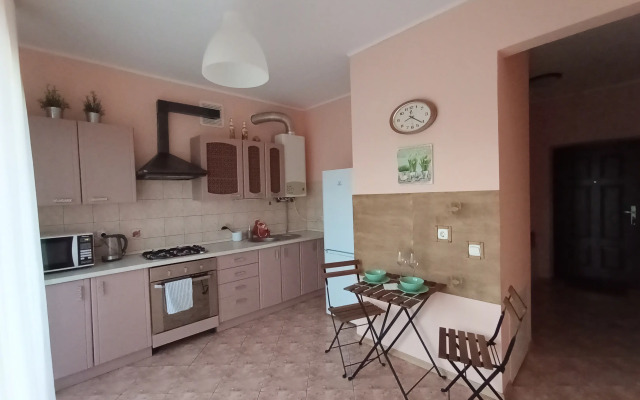 S Frantsuzskim Balkonchikom Ryadom S Verkhnim Ozerom Flat