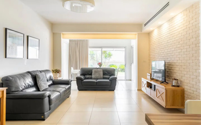 GW002 Gugel Waves Amazing Seaview & Garden Family Apartments Flat