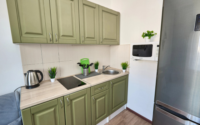 Квартира с диваном на кухне и балконом на Байбакова 2