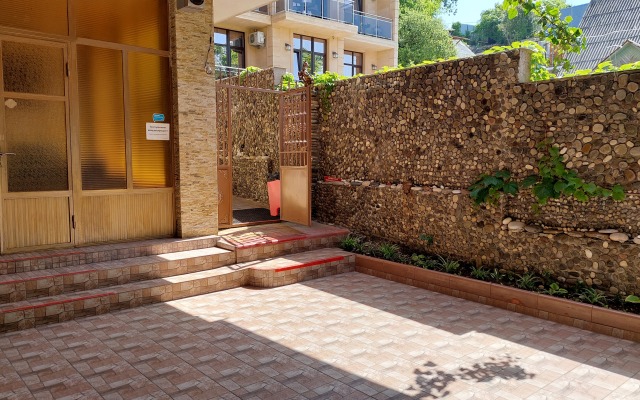 Yuzhny Guest House