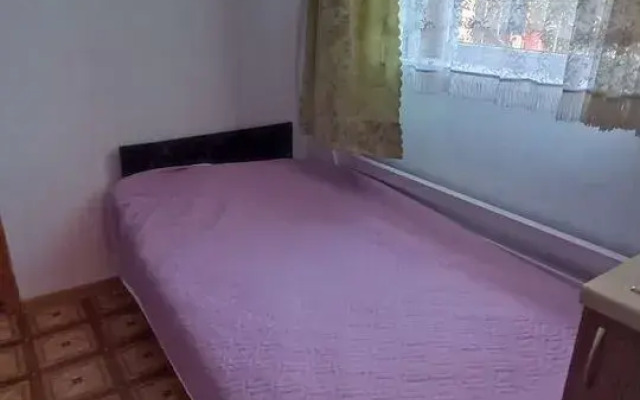 Частный дом С двумя спальнями и крыльцом с садовой мебелью