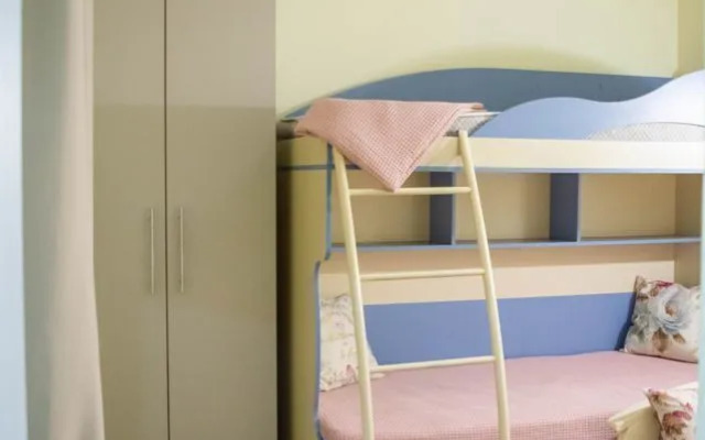 Na Tavricheskoy 7k3 Apartments