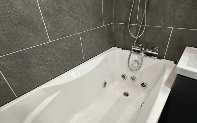 Yevrodvushka Poema-Apart Na Yesenina Flat