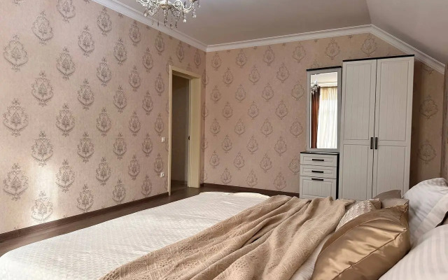 Penthouse Apartment on Batyraya