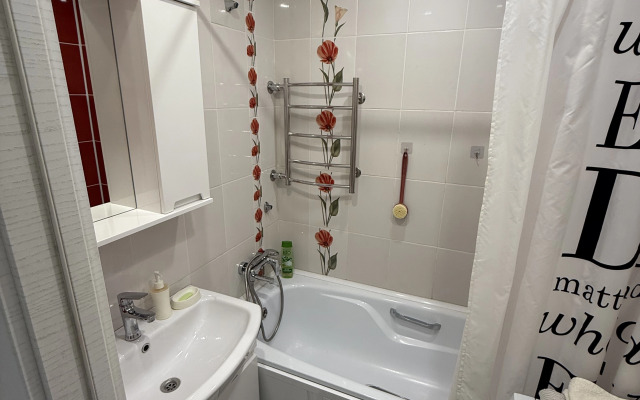Uyutnaya Odnushka s Dizaynerskim Remontom Flat