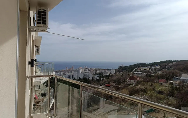 Vmestitelnaya Dvukhkomnatnaya S Vidom Na More Flat