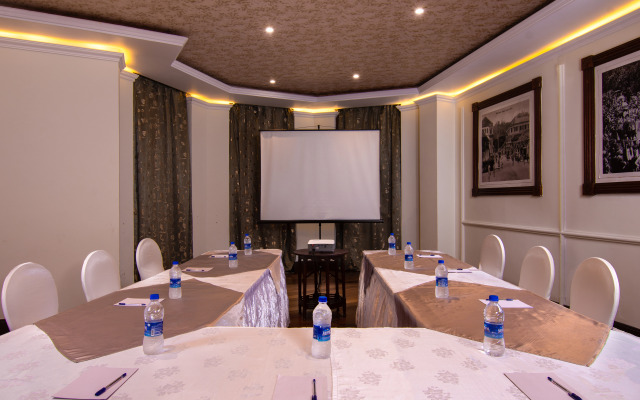 Queens Kandy - 160 Years of Heritage & Luxury Hotel