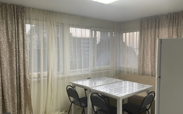 Semeyny Trekhmestny S Vannoy Komnatoy Apartment