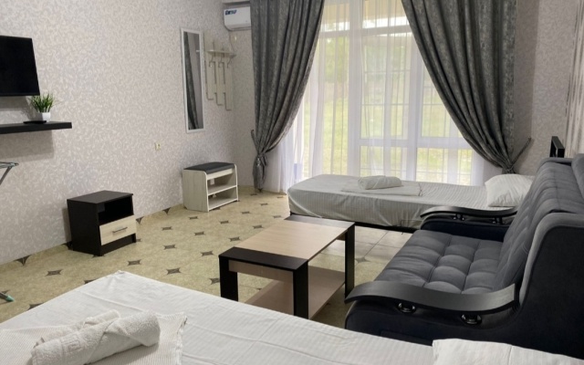 Трёхместный семейный номер Comfort с балконом и с видом на внутренний двор — фото 1