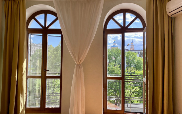 Апартаменты с французскими балконами на Чёрном озере