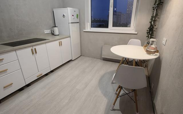 Otdel'naya Komnata ryadom s Metro Living Quarters