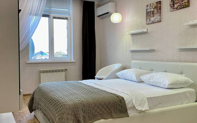 S dvumya spalnyami i balkonom Ajax Na Tyulpanov 41 Apartments