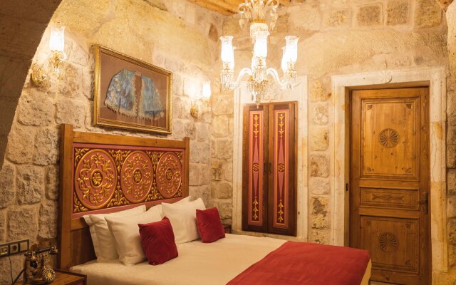 Solo Cave Suites Hotel
