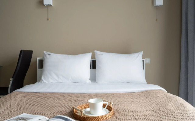 Red Art Light Rosen Apartments