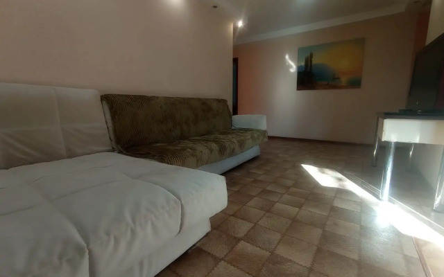 Uyutnaya trekhkomnatnaya na Tulaka Flat