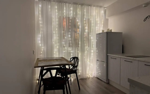 Uyutnaya kvartira u parka Flat