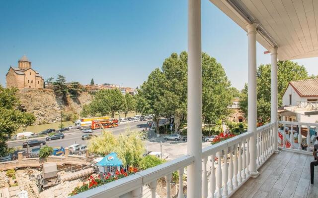 Aivani Hotel