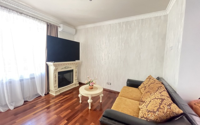 2-Kh Komnatnaya v Tsentre Goroda Flat