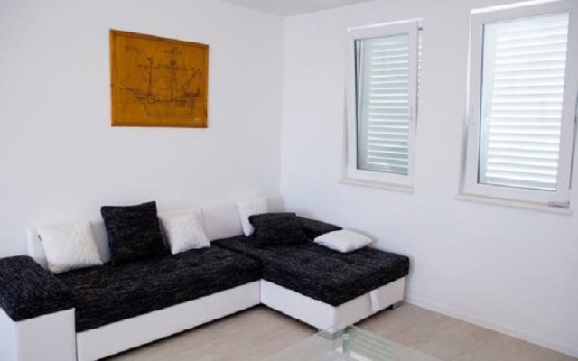 Spacious Beachfront Apartments Tanita