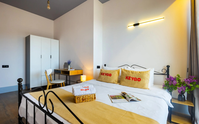 KeyGo #0132 1 Bedroom French Balcony Center Apartments