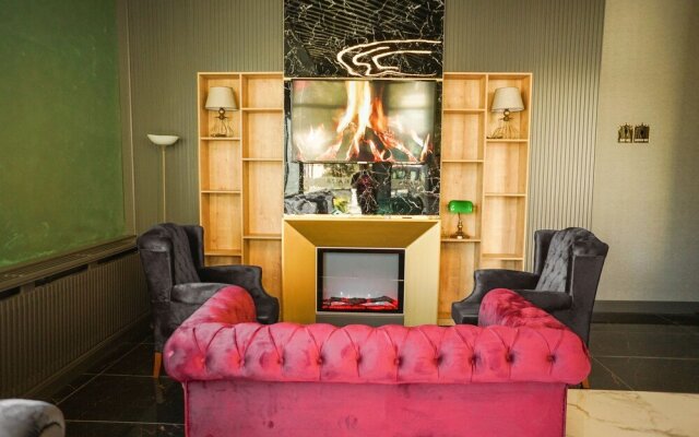 Aram Hotel