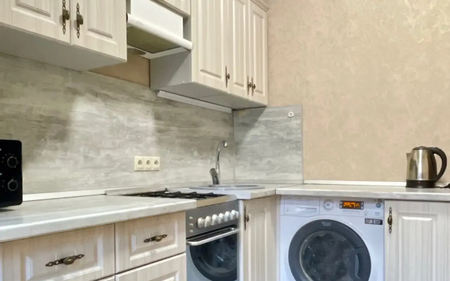 Апартаменты Квартира уютная с спорт площадкой во дворе