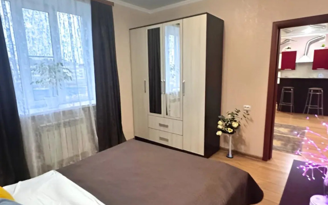 Evrodvushka S Vidom Na Goru Flat