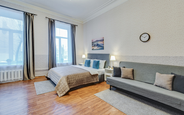 Prostornaya U Naberezhnoy Nevy Flat