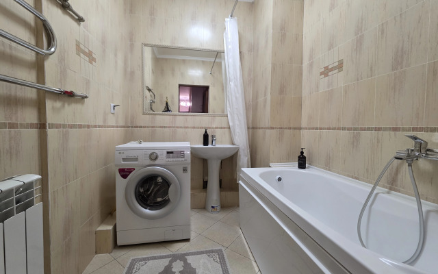 3-Kh s 3-Mya Krovatyami, Divanom i 2 Konditsionerami Apartments