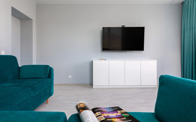 Kvartira s Dizajnerskim Evroremontom v Novom Zilom Komplekse s Panoramnymi Oknami