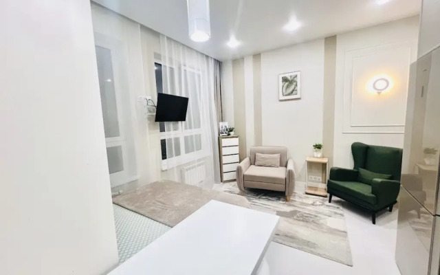 Svetlaya s dizajnerskim remontom okolo metro Apartment