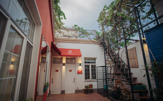 R Studios Private Garden Old Baku Guest house