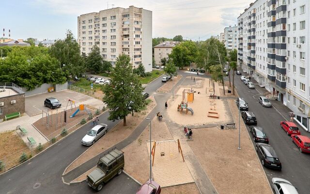 U stantsii metro Plochad Tukaya Apartments