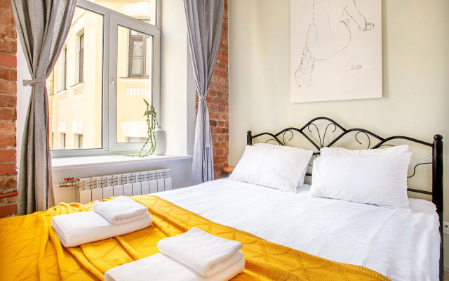 Апартаменты на Большом 13 Два Окна в Спальне