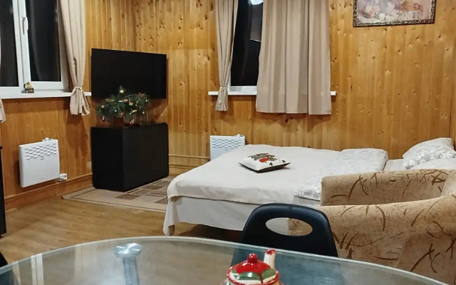 Uyutny Domik V Dvortsovom Sele Ostrov Guest House