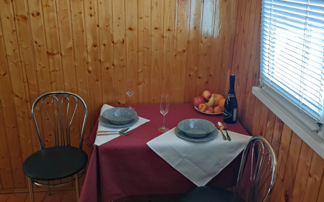 Uutnye na Peshkova 55 ryadom s bolnitsey Vodnikov Apartments