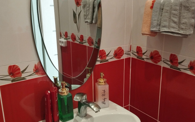 V Tsentre. Svetlaya. Teplaya. Novaya. Beloye Postelnoye. Myagkie Polotentsa Flat